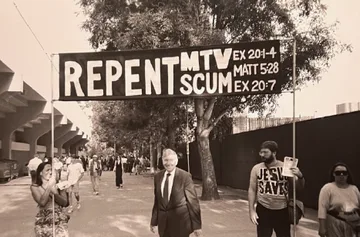 Sumner Redstone outside MTV’s Video Music Awards in 1992. Redstone had assumed control of Viacom, which owned MTV Networks, in a hostile takeover a few years earlier.
