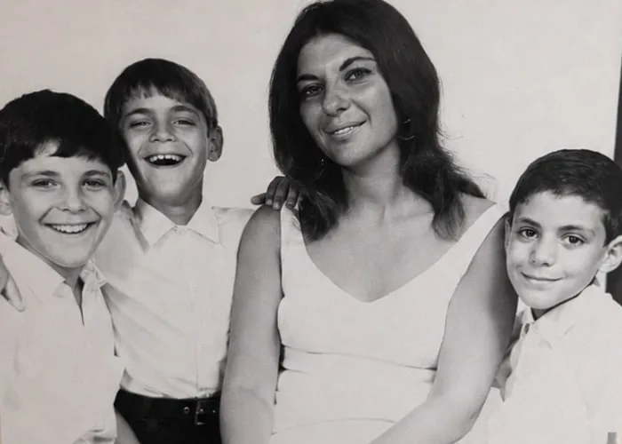 Ari as a boy with his mother, Marsha (center), and his brothers Ezekiel (far left) and Rahm (far right). Emanuel Family.